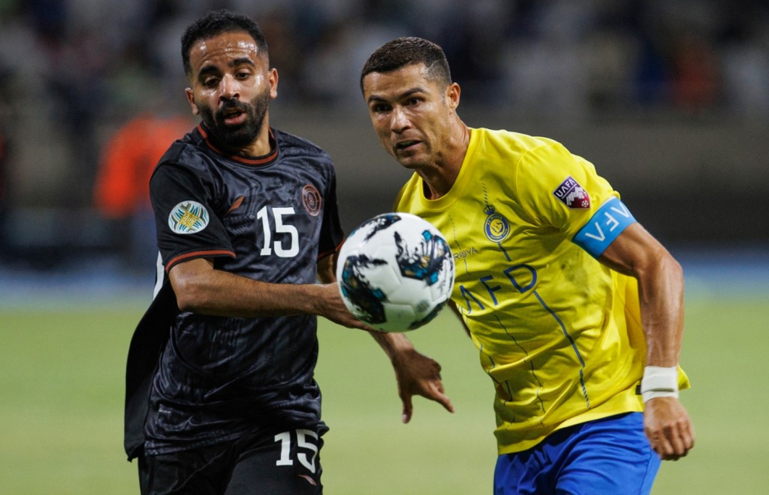 ނަސްރާއި ޝަބާބު ކުޅުނު މެޗުގައި ރޮނާލްޑޯ (ކ) ބޯޅަ ހޯދަން މަސައްކަތް ކުރަނީ.-- ފޮޓޯ: އޭއެފްޕީ