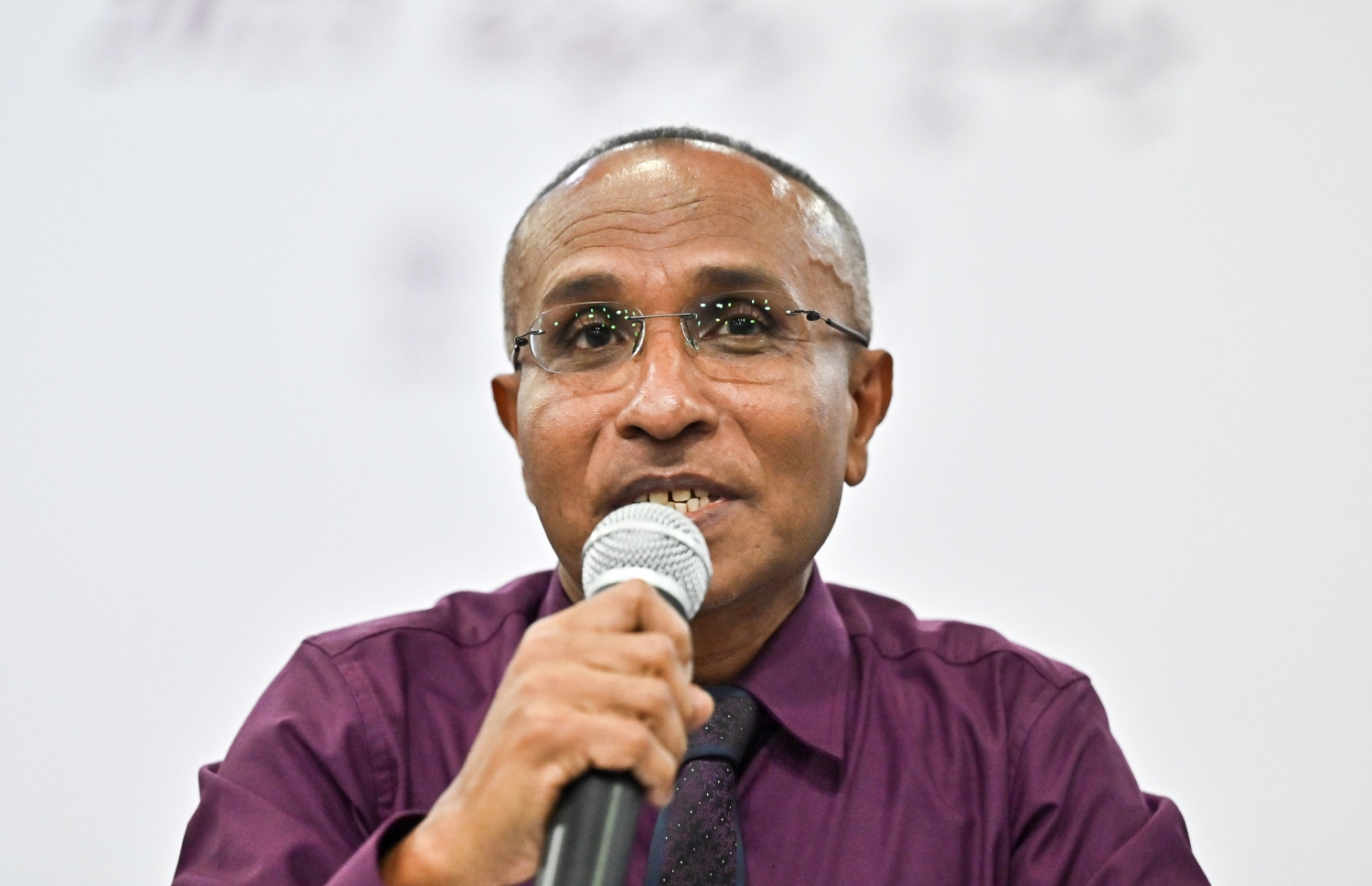 ޔާމީންގެ ކެންޑިޑެސީ ފޯމް ހުށަހެޅުމުން އީސީގެ ނައިބު ރައީސް އިސްމާއިލް ހަބީބް ވާހަކަ ދައްކަވަނީ--ފޮޓޯ: ނިޝާން އަލީ | މިހާރު