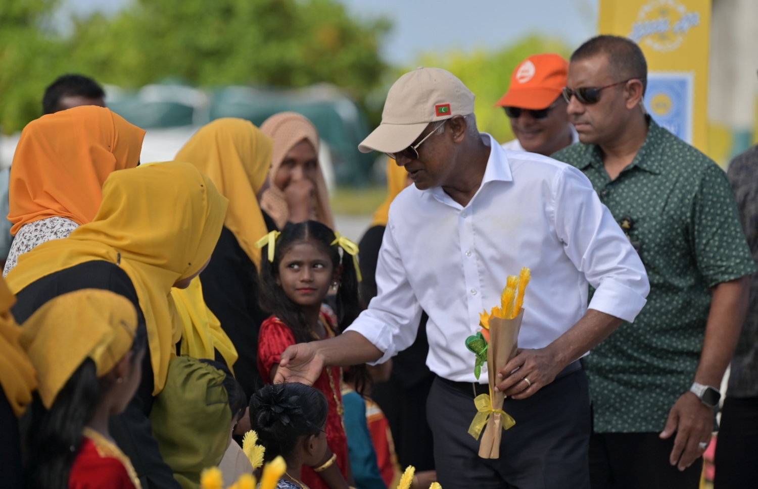ރިޔާސީ އިންތިހާބުގެ ކެމްޕެއިނަށް ރައީސް އިބްރާހިމް މުހައްމަދު ސޯލިހު ގޮއިދުއަށް ވަޑައިގަތް، ކުޑަކުއްޖަކާ ސަލާމްކުރައްވަނީ.-- ފޮޓޯ: އެމްޑީޕީ