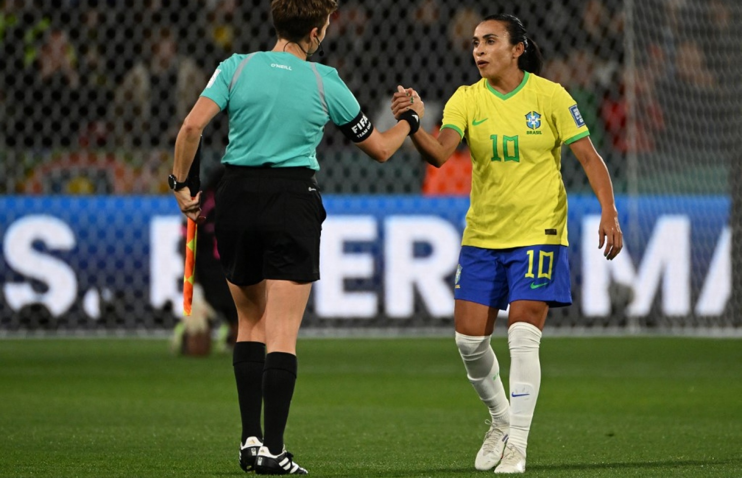 މިއަހަރުގެ ވޯލްޑް ކަޕްގައި ބްރެޒިލްގެ ފުރަތަމަ މެޗުގައި މާތާ (ކ)، މެޗުގެ ރެފްރީއާއެކު.-- ފޮޓޯ: އޭއެފްޕީ