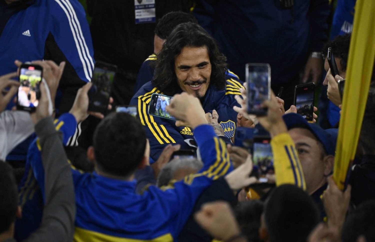 ބޮކާ ޖޫނިއާސްގެ ކުޅުންތެރިއެއްގެ ގޮތުގައި ކަވާނީ ދައްކާލި ހަފްލާގައި ސަޕޯޓަރުން އޭނާ އަށް މަރުހަބާ ކިޔަނީ.-- ފޮޓޯ: އޭއެފްޕީ