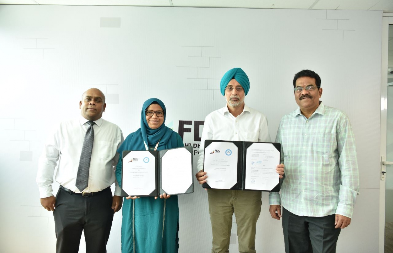 ހުޅުމާލޭގައި އިތުރު 4،000 ފްލެޓް އެޅުމަށް އެފްޑީސީން އިންޑިއާގެ ކޭޕީއައިއެލްއާ އެކު އެއްބަސްވުމުގައި ސޮއިކުރުމަށް ބޭއްވި ރަސްމިއްޔާތު.-- ފޮޓޯ: އެފްޑީސީ