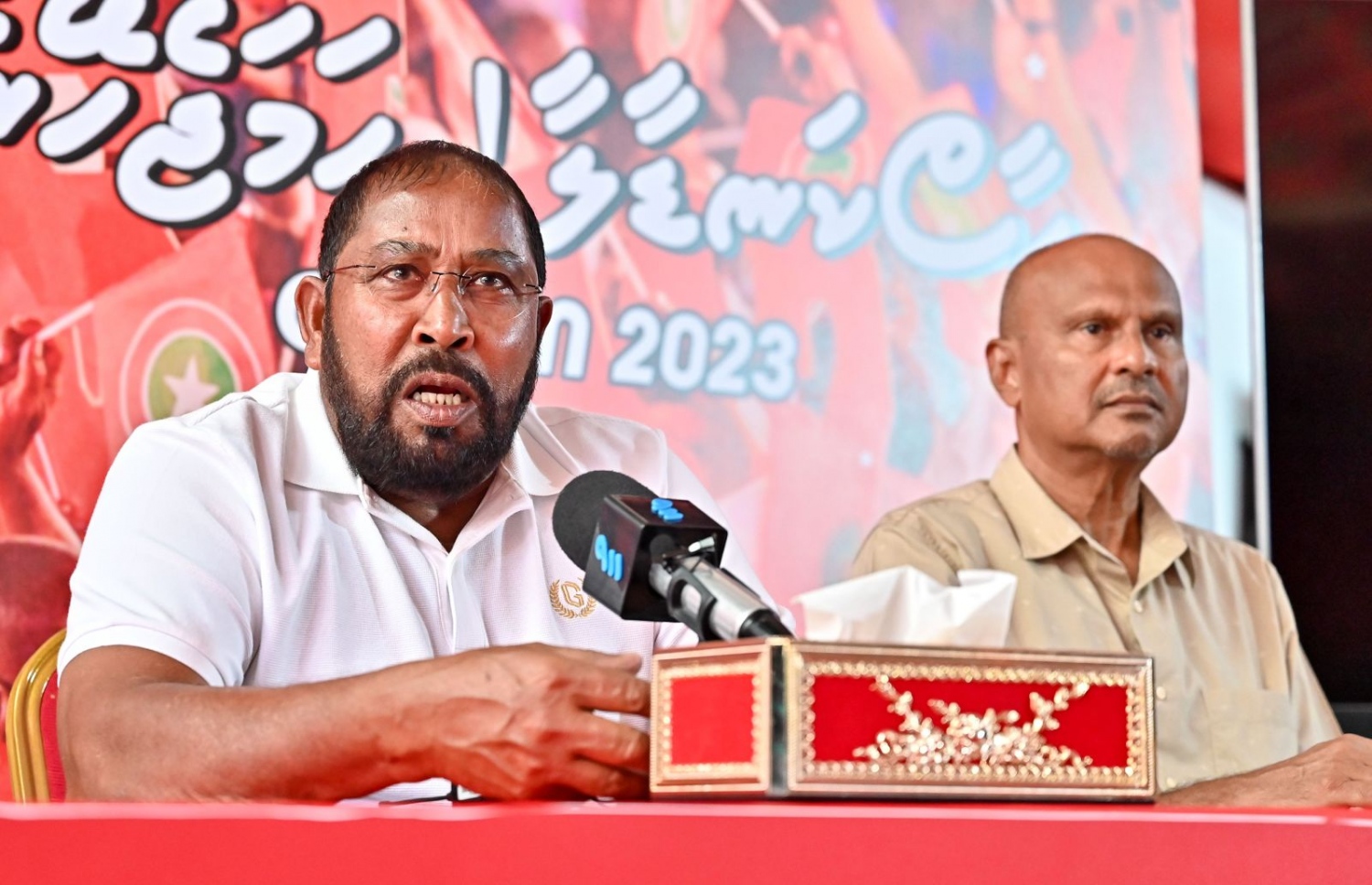 ޝިހާބާއި ނާޒިމް ޖޭޕީ އަށް ސޮއިކުރައްވަން މިއަދު ބޭއްވި ހަފުލާގައި ޖޭޕީގެ ލީޑަރު ގާސިމް ވާހަކަ ދައްކަވަނީ.---ފޮޓޯ: ނިޝާން އަލީ| މިހާރު