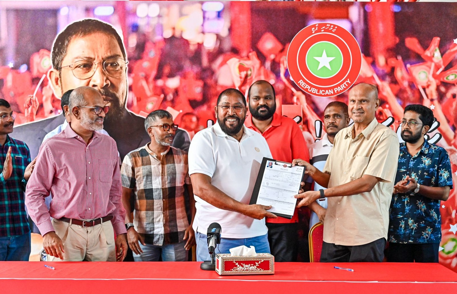 ރައީސް އޮފީހުގެ ކުރީގެ މިނިސްޓަރު މުހައްމަދު ޝިހާބާއި ރައްޔިތުންގެ މަޖިލިހުގެ ކުރީގެ ނައިބު ރައީސް އަދި ދިއްގަރު ދާއިރާގެ ކުރީގެ މެމްބަރު އަހުމަދު ނާޒިމް ޖުމްހޫރީ ޕާޓީ އަށް މިއަދު ވަނީ ސޮއި ކުރައްވާފައި. --ފޮޓޯ: ނިޝާން އަލީ | މިހާރު