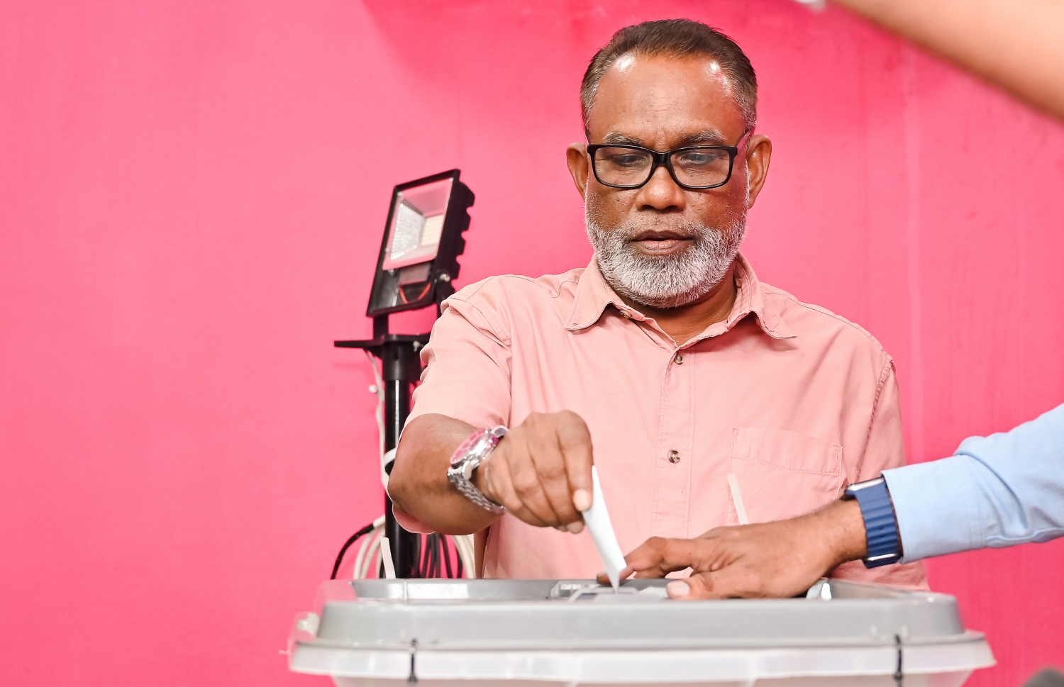 މިދިޔަ އޮގަސްޓް 3 ގައި ބޭއްވި ޕީއެންސީގެ ރިޔާސީ ޕްރައިމަރީގައި އެ ޕާޓީގެ އޭރުގެ ރައީސް އަބްދުއްރަހީމް ވޯޓުލައްވަނީ: މުއިއްޒަށް ޓިކެޓް ހޯއްދަވައި ދެއްވުމުގައި އެންމެ އިސްދައުރެއް އަދާކުރެއްވީ އަބްދުއްރަހީމް.--- ފޮޓޯ: ނިޝާން އަލީ