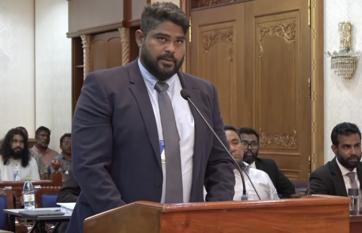 ޔާމީން ހުށަހެޅުއްވި ދުސްތޫރީ މައްސަލާގެ ޝަރީއަތުގައި ޔާމީންގެ ވަކީލުންގެ ފަރާތުން ހަމްޒާ ލަތީފް ވާހަކަ ދައްކަވަނީ