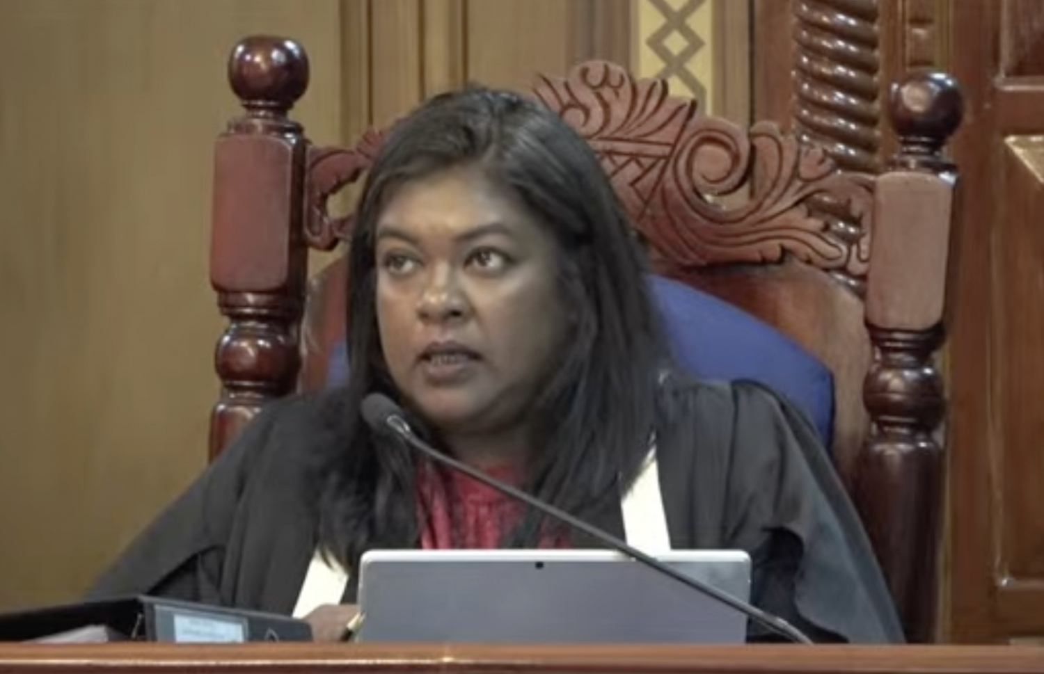 ކުރީގެ ރައީސް އަބްދުﷲ ޔާމީންގެ ކެންޑިޑެސީ މައްސަލާގައި ފަނޑިޔާރު އާއިޝާ ޝުޖޫން