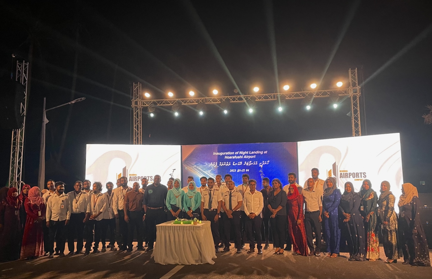 ރޭގަނޑުގެ ދަތުރުތައް ފެށުމުގެ ރަސްމިއްޔާތުގައި އާރްއޭސީއެލްގެ ޓީމާއި އެންމެ ފުރަމަތަ ޖެއްސި ފްލައިޓުގެ ކްރޫ. -- ފޮޓޯ: މިހާރު