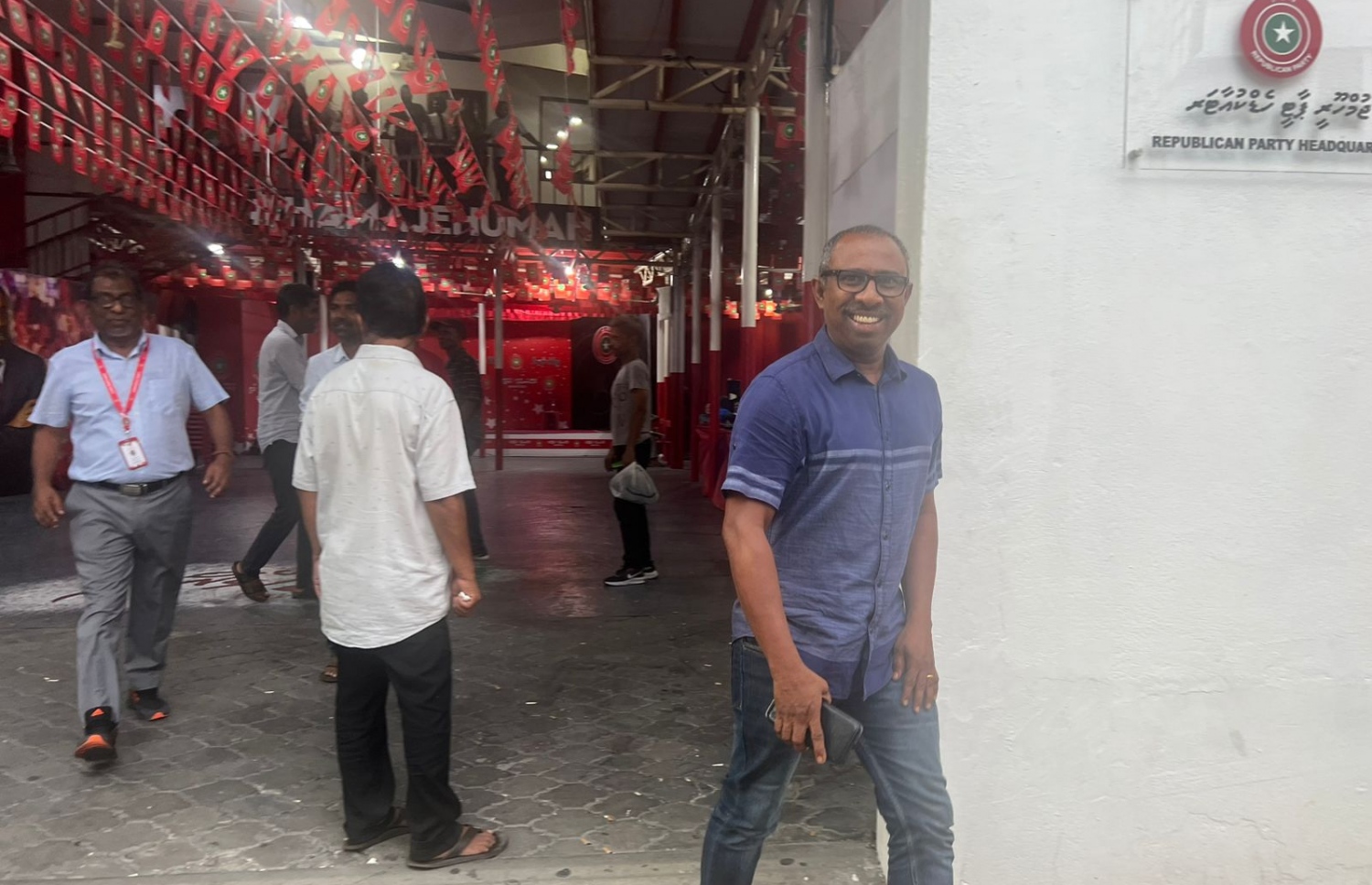 ގާސިމާ އެކު މަޝްވަރާތައް ކުރުމަށް ފަހު، ޑިމޮކްރެޓްސްގެ އިސް މެމްބަރު މެދުހެންވޭރު ދާއިރާގެ މެމްވަރު އާޒިމް މިއަދު ހަވީރު ކުނޫޒުން ނުކުމެވަޑައިގަންނަވަނީ.