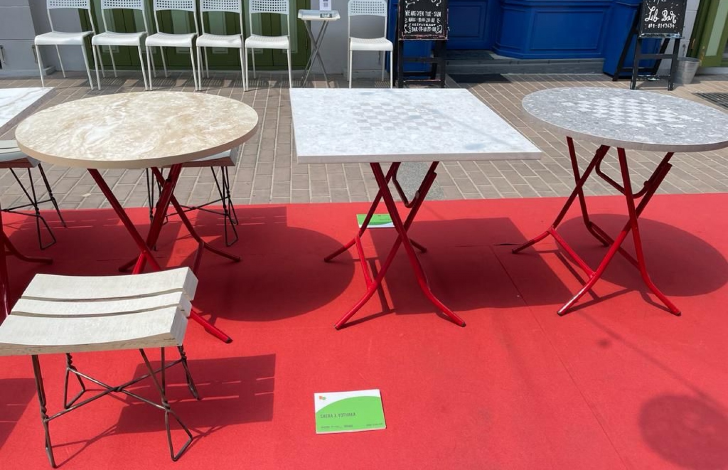 "ޝެރާ" ބޯޑު ބޭނުންކޮށްގެން ތައްޔާރުކޮށްފައިވާ މޭޒުތަކެއް. -- ފޮޓޯ: ސްޓީލް ހާޑްވެއާ