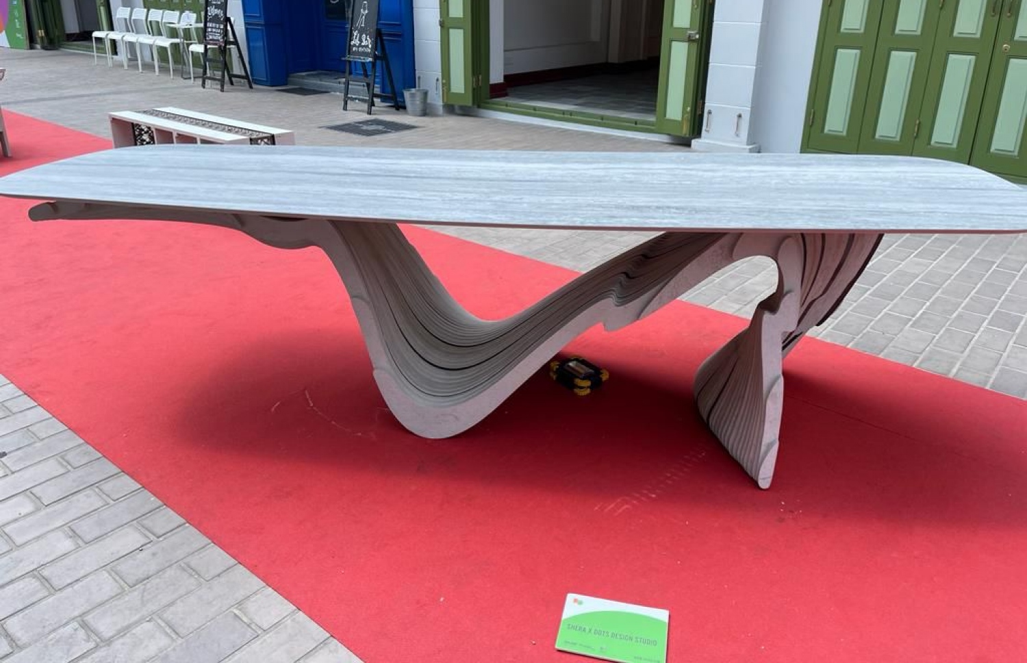 ރިސެޕްޝަނަކަށް "ޝެރާ" ބޯޑު ބޭނުން ކޮށްގެން ތައްޔާރުކޮށްފައިވާ މޭޒެއް. -- ފޮޓޯ: ސްޓީލް ހާޑްވެއާ