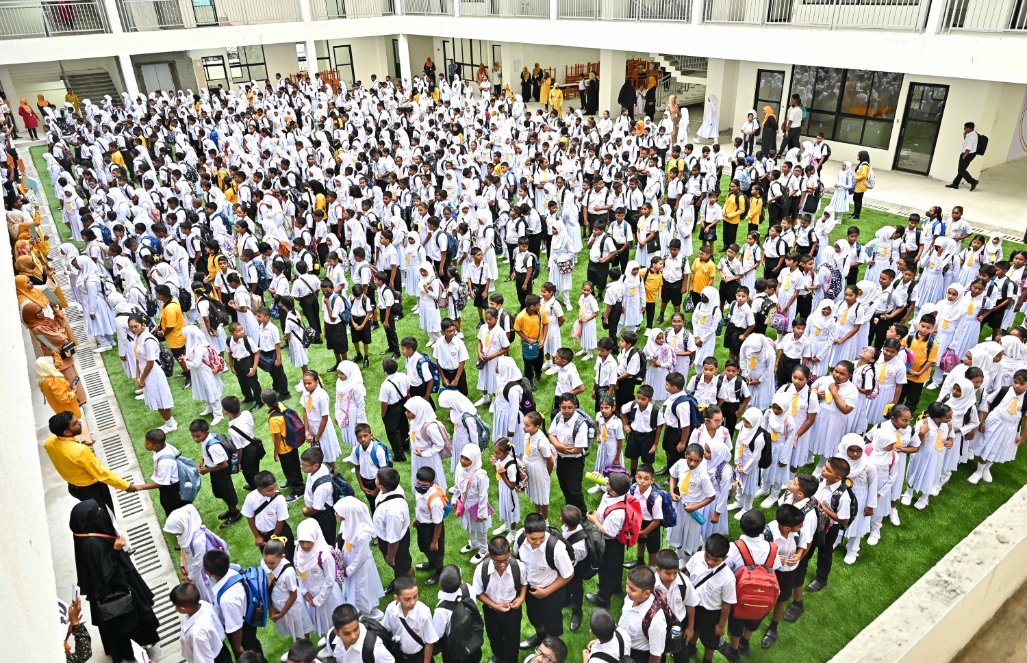 ދިރާށީ އާ އަހަރާއެކު ސަލާހުއްދީން ސްކޫލުގައި ކިޔަވަންފެށުމަށް ބޭއްވި އެސެމްބްލީ.-- ފޮޓޯ: ފަޔާޒް މޫސާ / މިހާރު