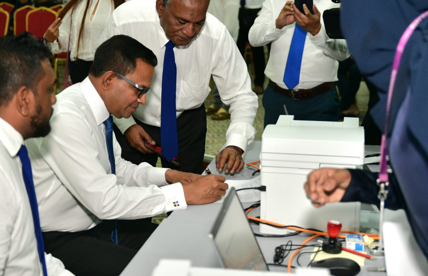 އެމްއެންޕީން ރިޔާސީ އިންތިހާބުގައި ވާދަ ކުރުމަށް ނާޒިމް ފޯމު ހުށަހަޅުއްވަނީ.-- ފޮޓޯ: އެމްއެންޕީ