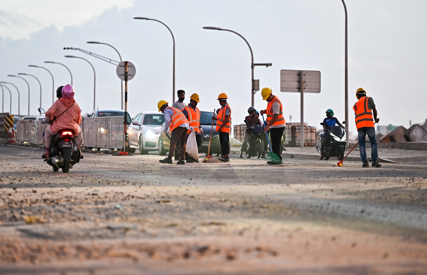 ސިނަމާލެ ބްރިޖާއި ހައިވޭއަށް އުދައިގައި އެރި ގާތައް ނަގައި އެ ސަރަހައްދު ސާފުކުރަނީ.-- ފޮޓޯ: ފަޔާޒް މޫސާ | މިހާރު