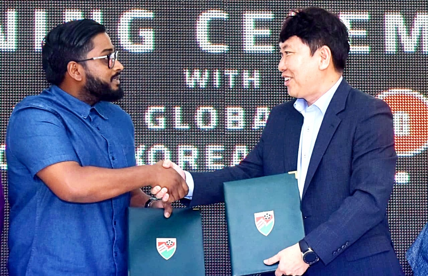 އެފްއޭއެމްގެ ބިމުގައި 20 ބުރީގެ އިމާރާތެއް ހެދުމަށާއި އިންޑޯ ފުޓްސަލް އެރީނާ އެޅުމަށް ދެކުނު ކޮރެއާގެ ސްކައި ވިންޑް ގްލޯބަލް ކުންފުންޏާ އެކު ސޮއި ކުރަން ބޭއްވި ރަސްމިއްޔާތުގެ ތެރެއިން: އެ އިމާރާތް ހެދުމުގެ ޕްރޮޖެކްޓް އަދި އިންޑޯ ފުޓްސަލް އެރީނާ ހެދުމުގެ ޕްރޮޖެކްޓް ވެސް ކުރިއަކަށް ނުދިޔަ--- ފައިލް ފޮޓޯ: އެފްއޭއެމް