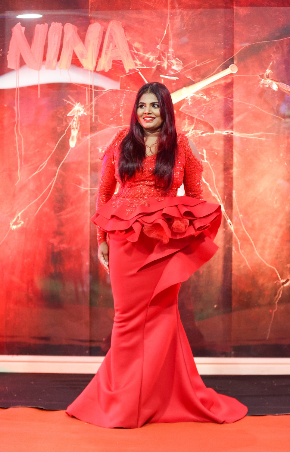 ދިވެހި ފިލްމު "ނީނާ"ގެ ރެޑްކާޕެޓްގައި އެ ފިލްމުގެ ލީޑު ރޯލު ކުޅޭ ތަރި، ނުޒުހަތު ޝުއައިބު (ނުޒޫ).-- ފޮޓޯ: ފަޔާޒް މޫސާ | މިހާރު