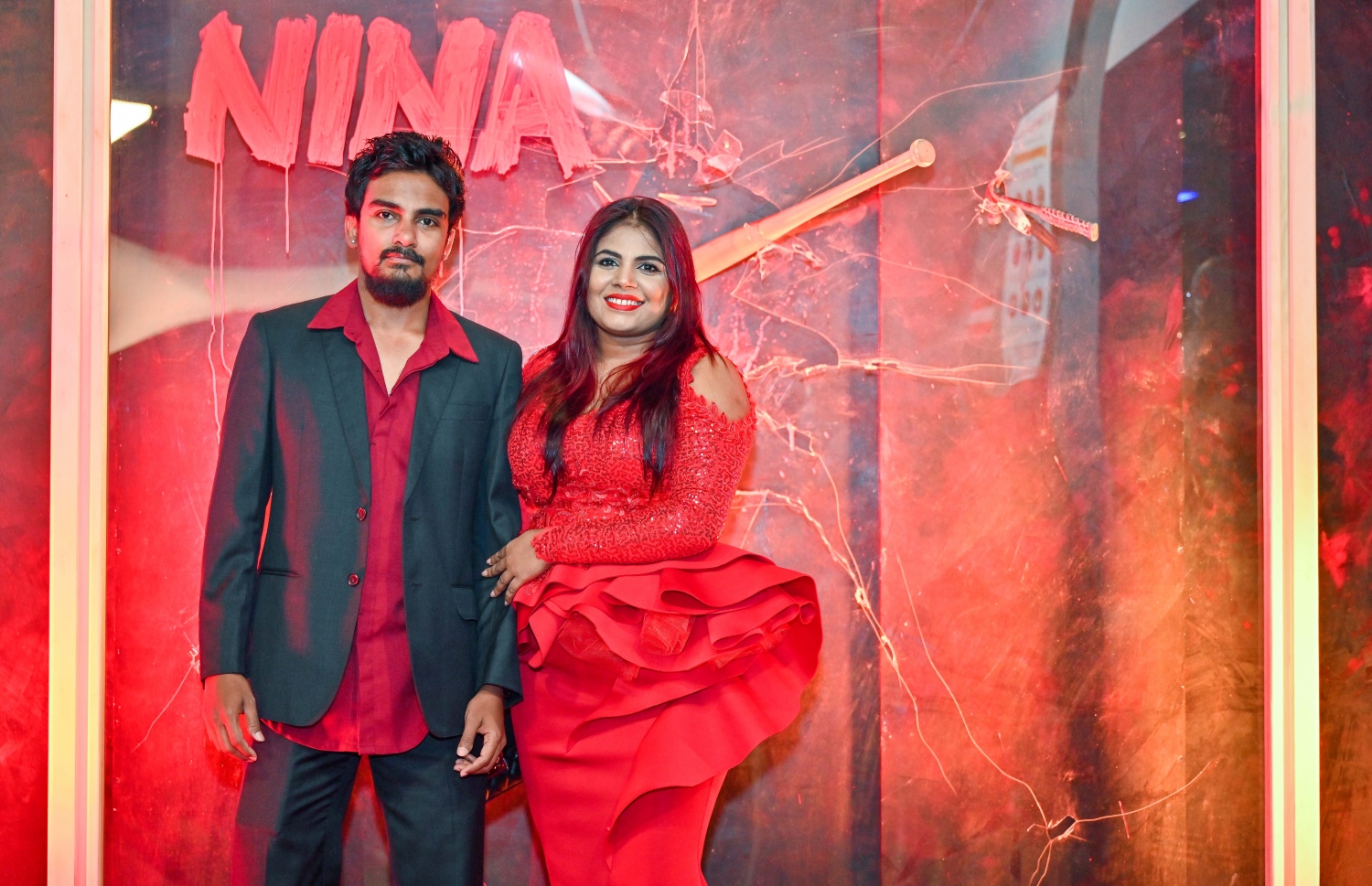 ދިވެހި ފިލްމު "ނީނާ"ގެ ރެޑްކާޕެޓްގައި އެ ފިލްމުގެ ލީޑު ރޯލު ކުޅޭ ތަރި، ނުޒުހަތު ޝުއައިބު (ނުޒޫ) އޭނާގެ ފިރިމީހާއާ އެކު.-- ފޮޓޯ: ފަޔާޒް މޫސާ | މިހާރު