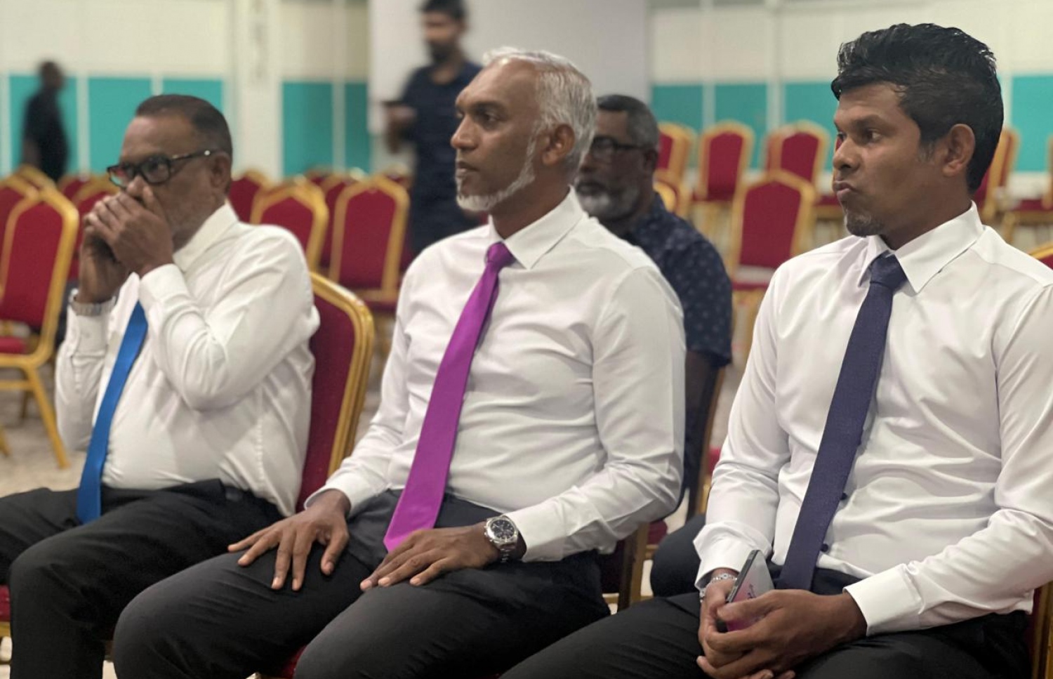 އިންތިޚާބުގައި ވާދަކުރައްވަން މޭޔަރު ޑރ. މުއިއްޒު ފޯމު ހުށަހަޅުއްވަން ދަރުބާރުގޭގައި؛ އަބްދުއްރަހީމަށް ލިބިވަޑައިގެންނެވި ފޯނު ކޯލަށް ފަހު ޔާމީން އޯކޭ ކަމަށް ބުނި އަޑު ނޫސްވެރިންނަށް ވަނީ އިވިފައި. --ފޮޓޯ: މޫސާ ރަޝީދު | މިހާރު