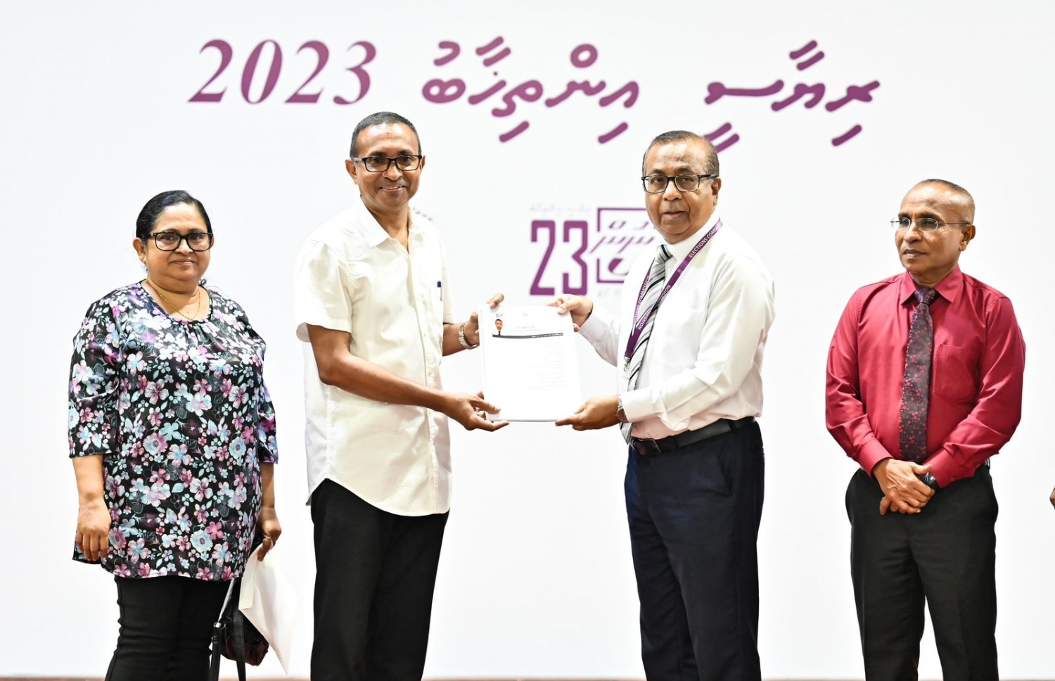 އަމިއްލަގޮތުން އިންތިޚާބުގައި ވާދަކުރައްވާ ހަސަން ޒަމީލް އޭނާގެ ފޯމު ހުށަހަޅުއްވަން ދަރުބާރުގޭގައި. --ފޮޓޯ: ނިޝާން އަލީ | މިހާރު