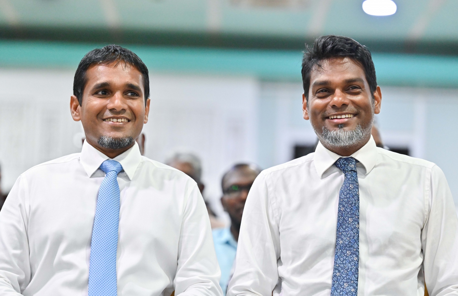 ދަ ޑިމޮކްރެޓްސް ރިޔާސީ ކެންޑިޑޭޓް އިލްޔާސް ލަބީބް އަދި ރަނިންގްމޭޓް ހުސެން އަމްރު އިންތިހާބުގައި ވާދަ ކުރުމަށް އިލެކްޝަނަސް ކޮމިޝަނަށް ފޯމް ހުށަހަޅުއްވަން ދަރުބާރުގޭގައި.-- ފޮޓޯ: ފަޔާޒް މޫސާ | މިހާރު