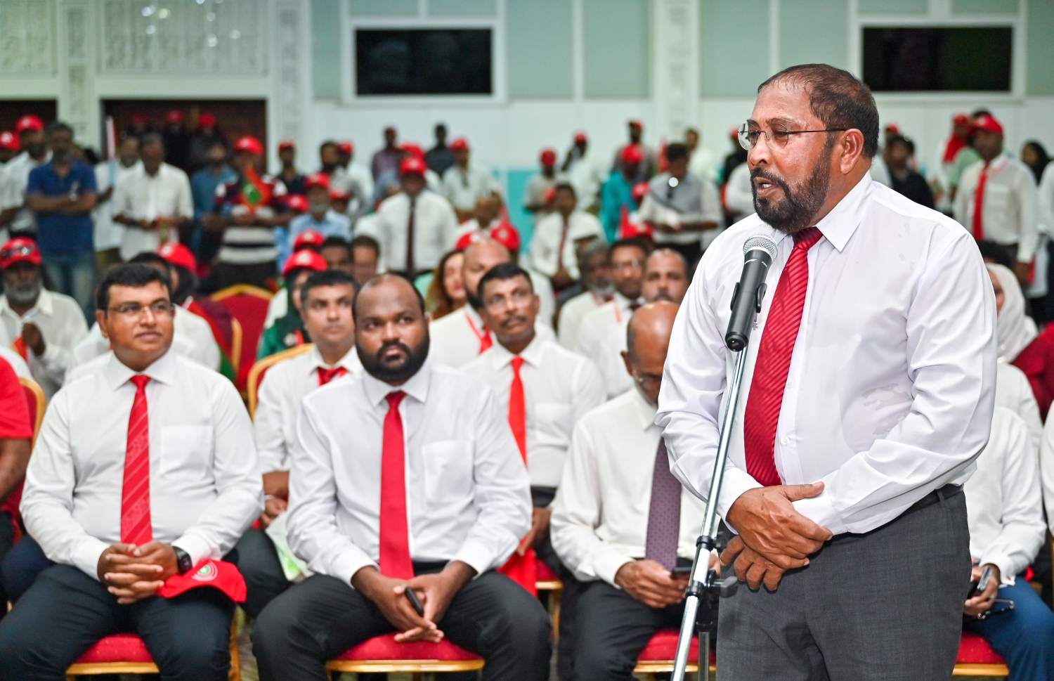 ޖޭޕީގެ ރިޔާސީ ކެންޑިޑޭޓް ގާސިމް އިބްރާހިމްގެ ކެންޑިޑެސީ ފޯމު އީސީއަށް ހުށަހެޅުމަށް ދަރުބާރުގޭގައި ބޭއްވި ރަސްމިއްޔާތުގައި އޭނާ ވާހަކަދައްކަވަނީ.-- ފޮޓޯ: ނިޝާން އަލީ | މިހާރު