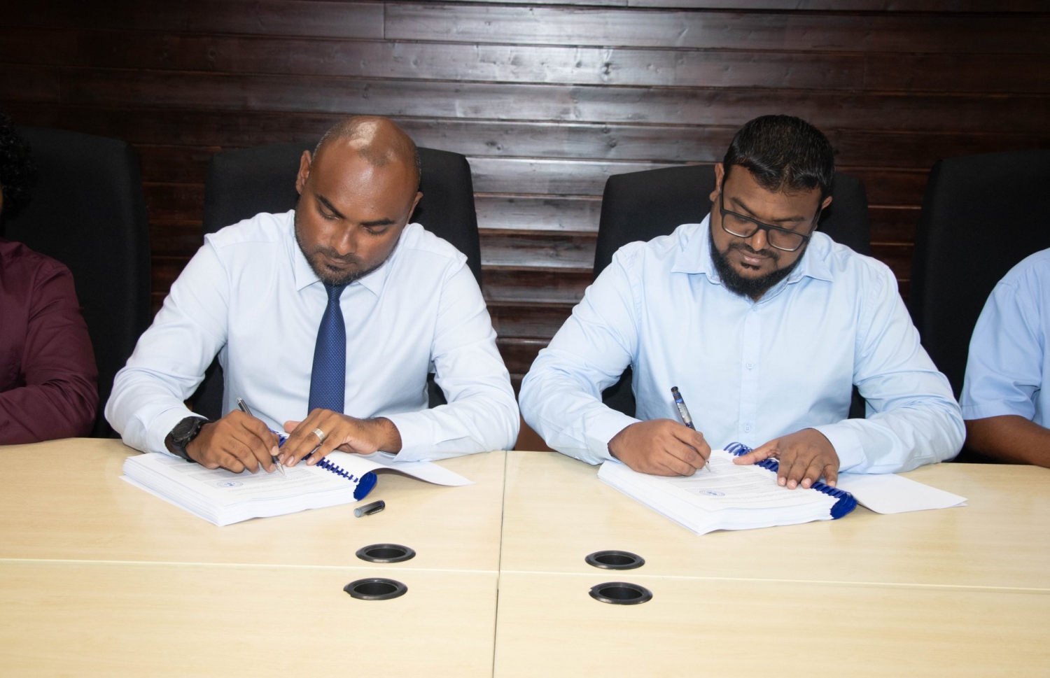 ފުވައްމުލަކުގައި 400 ފްލެޓް އަޅަން ބަޔަކާ ހަވާލުކުރުމަށް ޕްލޭނިން މިނިސްޓްރީގައި ބޭއްވި ރަސްމިއްޔާތުގައި އެއްބަސްވުމުގައި ސޮއިކުރަނީ.-- ފޮޓޯ: ޕްލޭނިން މިނިސްޓްރީ