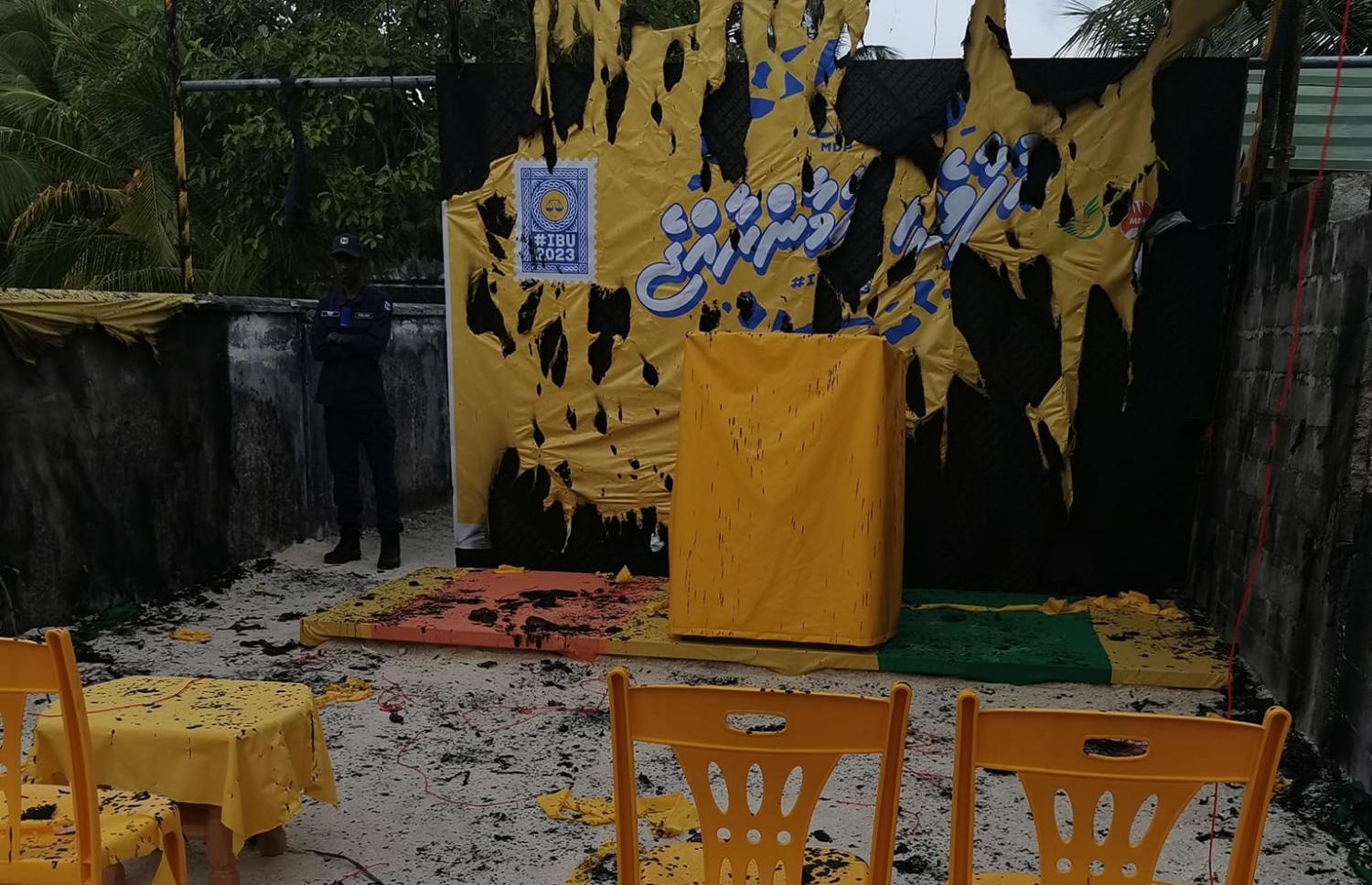 ރައީސްގެ ޖަލްސާ އަށް މަޑަވެލީގައި ތައްޔާރުކުރި ތަނުގައި ރޭ ރޯކޮށްލައި ތަކެއްޗަށް ގެއްލުން ދީފައި.