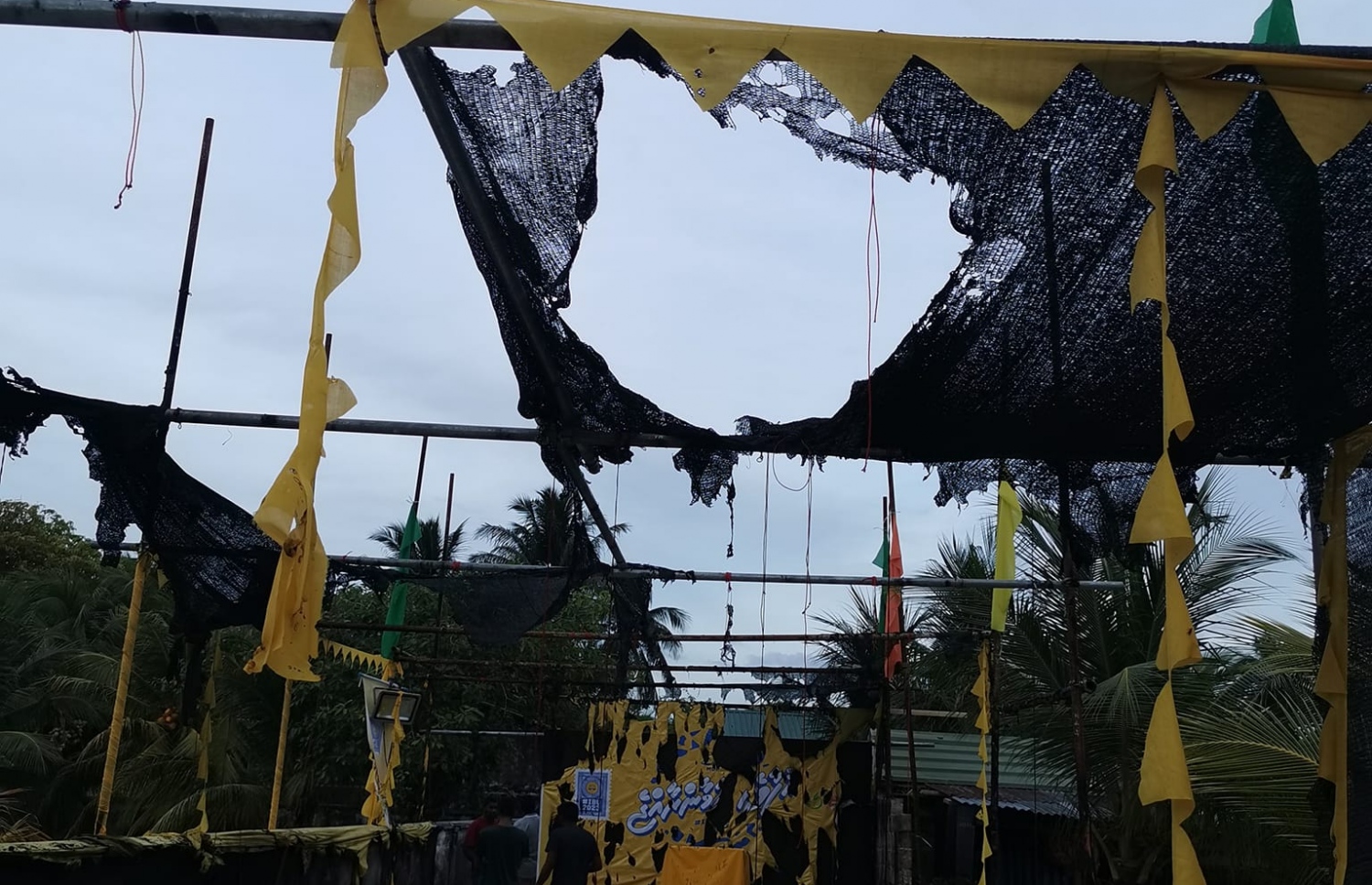 ރައީސް އަދި އެމްޑީޕީގެ ރިޔާސީ ކެންޑިޑޭޓް އިބްރާހިމް މުހައްމަދު ސޯލިހުގެ ކެމްޕެއިން ޖަލްސާ އަށް މަޑަވެލީގައި ތައްޔާރުކުރި ތަނުގައި ރޭ ރޯކޮށްލައި ތަކެއްޗަށް ގެއްލުން ދީފައި.