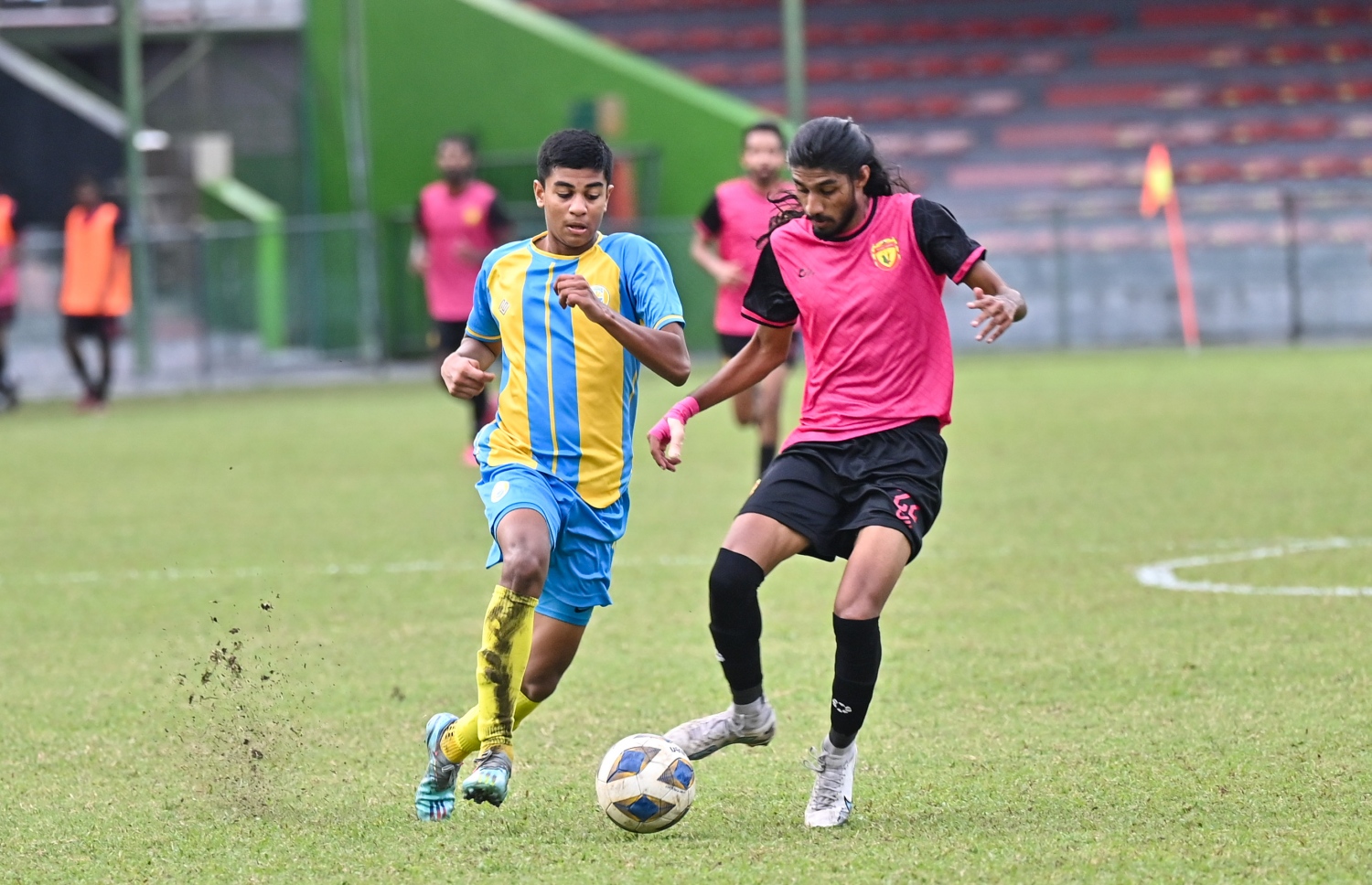 ޔޫވީގެ ޑިފެންޑަރު މޫސާ އަޒީމް ހަސަން އަތުން ބޯޅަ ހޯދަން ވެލެންސިއާގެ އިލާން މަސައްކަތް ކުރަނީ.-- ފޮޓޯ: ނިޝާން އަލީ/ މިހާރު