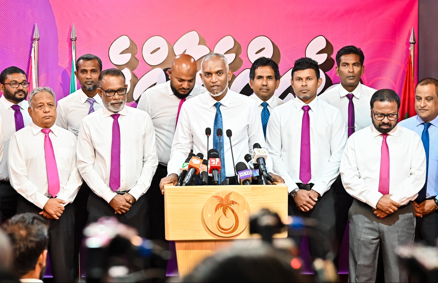 ޕީޕީއެމް/ޕީއެންސީގެ ލީޑަޝިޕްގެ ބޭފުޅުންނާ އެކު، އެ ކޯލިޝަންގެ ރިޔާސީ ކެންޑިޑޭޓް ޑރ، މުއިއްޒު ރޭ ނޫސްވެރިންނާ ވާހަކަ ދައްކަވަނީ.---ފޮޓޯ: ނިޝާން އަލީ| މިހާރު