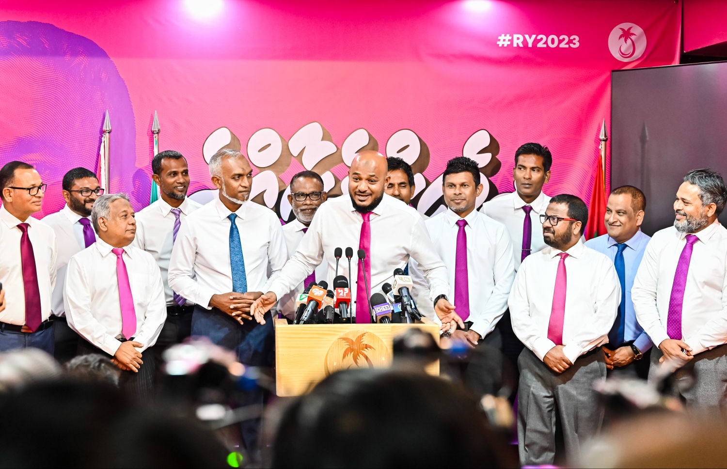 ޕީޕީއެމް/ޕީއެންސީގެ ލީޑަޝިޕުން ރޭ ބޭއްވި ނިއުސް ކޮންފަރެންސްގައި ޕީއެންސީގެ ނައިބު ރައީސް ޝުޖާއު ވާހަކަ ދައްކަވަނީ.---ފޮޓޯ: ނިޝާން އަލީ| މިހާރު