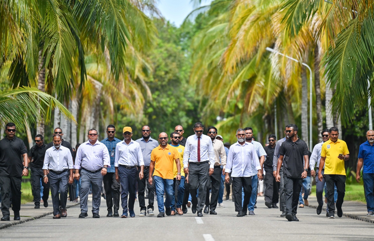 އެމްޑީޕީގެ ރިޔާސީ ކެންޑިޑޭޓް ރައީސް އިބްރާހިމް މުހައްމަދު ސޯލިހު ހުވަދު އަތޮޅަށް ކުރައްވާ ދަތުރުފުޅު ފެށުމަށްޓަކައި ކެމްޕެއިން ޓީމާ އެކު ގދ. ކާޑެއްދޫ އެއާޕޯޓްގައި.-- ފޮޓޯ: ފަޔާޒް މޫސާ | މިހާރު