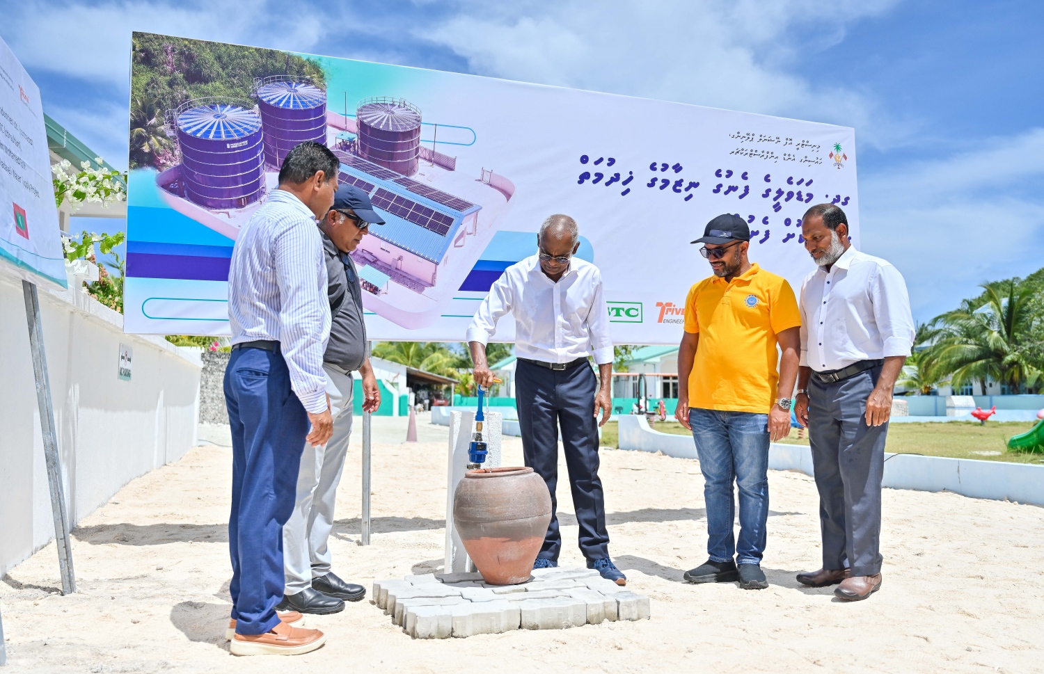 އެމްޑީޕީގެ ރިޔާސީ ކެންޑިޑޭޓް ރައީސް އިބްރާހިމް މުހައްމަދު ސޯލިހު ހުވަދު އަތޮޅަށް ކުރައްވާ ދަތުރުފުޅުގައި އެ އަތޮޅު މަޑަވެލީގެ ފެނުގެ ނިޒާމުގެ ހިދުމަތް އިފްތިތާހު ކޮށްދެއްވަނީ.-- ފޮޓޯ: ފަޔާޒް މޫސާ | މިހާރު