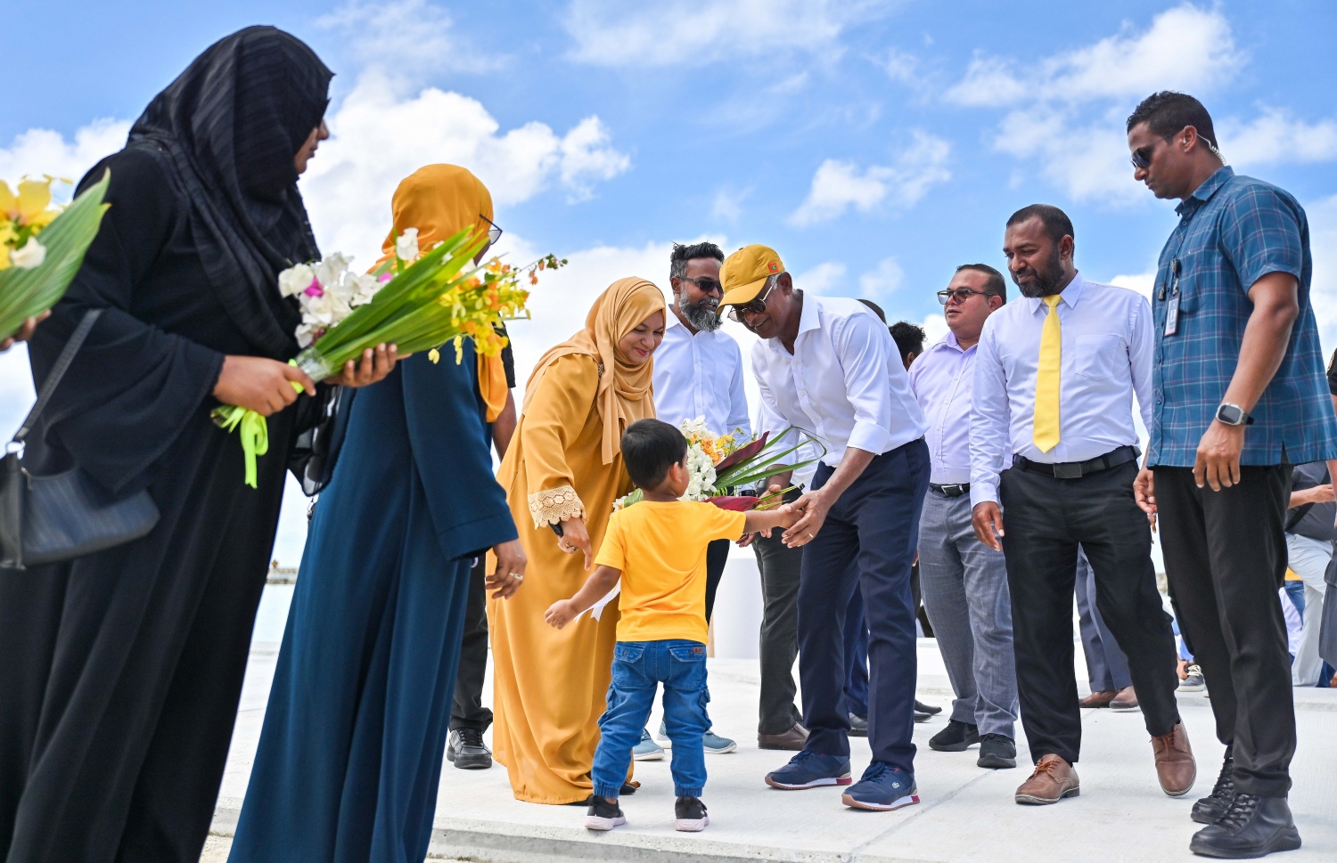 އެމްޑީޕީގެ ރިޔާސީ ކެންޑިޑޭޓް ރައީސް އިބްރާހިމް މުހައްމަދު ސޯލިހު ގއ. އާއި ގދ. އަތޮޅަށް ކުރައްވާ ދަތުރުފުޅުގައި އެ އަތޮޅު ހޯނޑެއްދު އަށް ވަޑައިގަތުމުން އެ ރަށުގެ ކުޑަކުއްޖަކު އެ މަނިކުފާނަށް މަރުހަބާ ކިޔަން ސަލާން ކުރަނީ.-- ފޮޓޯ: ފަޔާޒް މޫސާ | މިހާރު