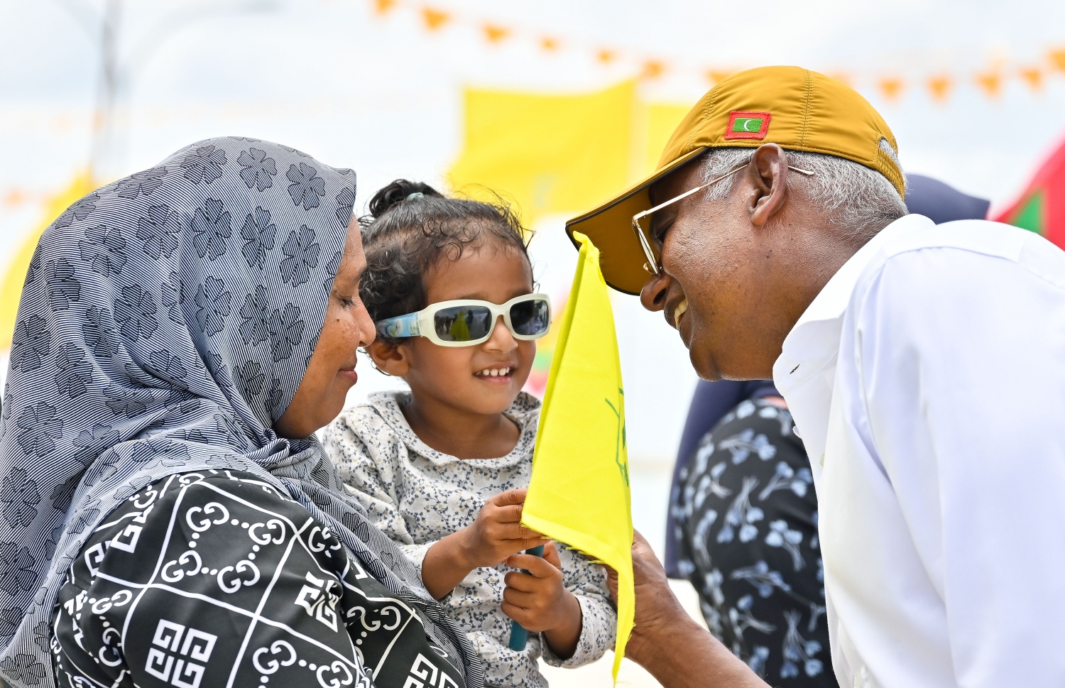 އެމްޑީޕީގެ ރިޔާސީ ކެންޑިޑޭޓް ރައީސް އިބްރާހިމް މުހައްމަދު ސޯލިހު ހުވަދު އަތޮޅަށް ކުރައްވާ ދަތުރުފުޅުގައި ގދ. ހޯނޑެއްދޫން މަރުހަބާ ކިޔަން ނުކުތް މީހުންނާ އެ މަނިކުފާނު ސަލާން ކުރައްވަނީ.-- ފޮޓޯ: ފަޔާޒް މޫސާ | މިހާރު