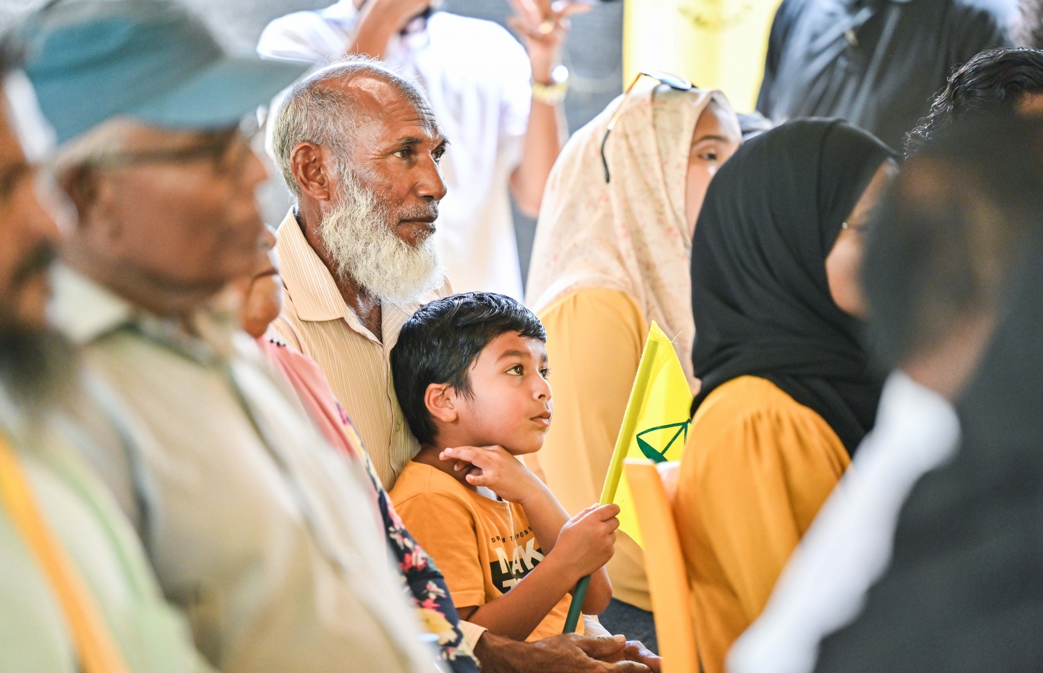 އެމްޑީޕީގެ ރިޔާސީ ކެންޑިޑޭޓް ރައީސް އިބްރާހިމް މުހައްމަދު ސޯލިހު ކެމްޕެއިނަށް ގދ. ހޯނޑެއްދު އަށް ވަޑައިގެން ބޭއްވި ޖަލްސާގައި އެ މަނިކުފާނަށް ތާއީދު ކުރާ މީހަކު ކުއްޖަކު ގޮވައިގެން.--- ފޮޓޯ: ފަޔާޒު މޫސާ | މިހާރު