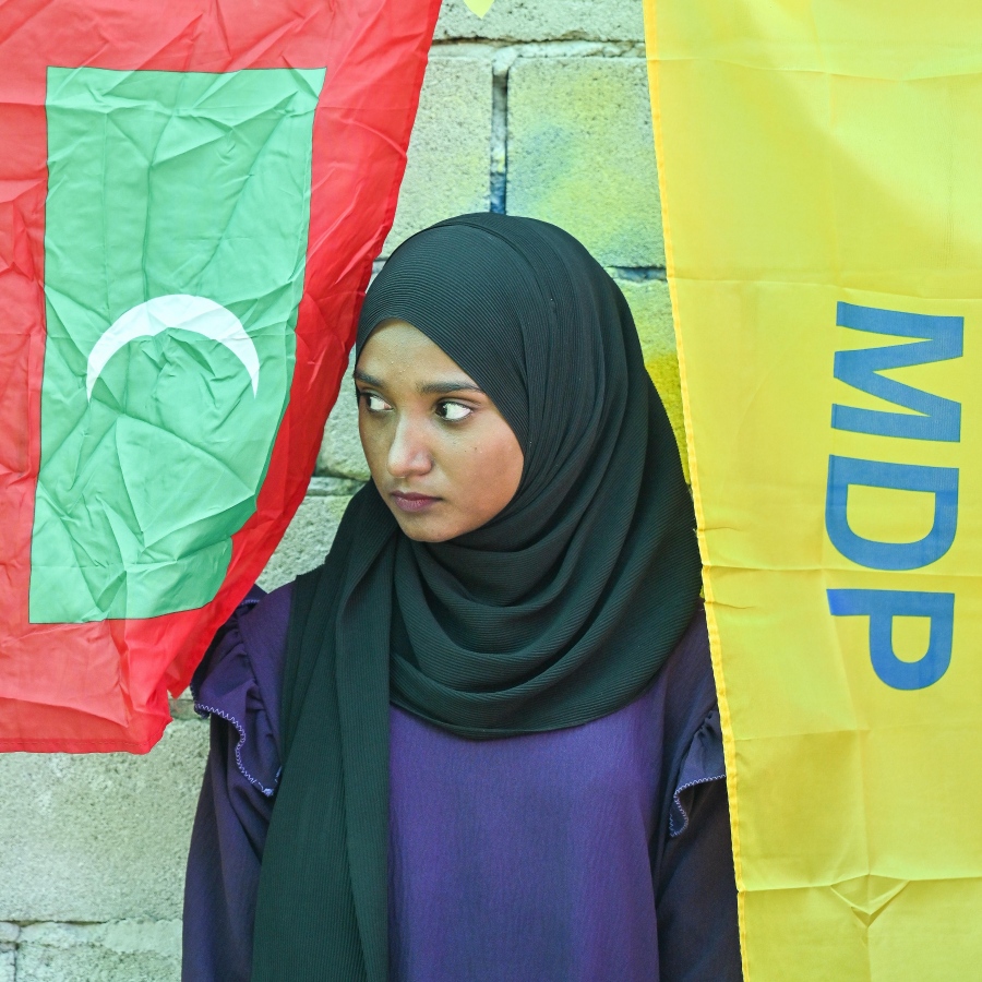 އެމްޑީޕީގެ ރިޔާސީ ކެންޑިޑޭޓް ރައީސް އިބްރާހިމް މުހައްމަދު ސޯލިހު ކެމްޕެއިނަށް ގދ. ނަޑެއްލާ އަށް ވަޑައިގެން ބޭއްވި ޖަލްސާގައި ބައިވެރިވި ޒުވާން އަންހެނަކު ގައުމީ ދިދަ އާއި އެމްޑީޕީގެ ދިދަ ދެމެދު މަޑުކޮށްލައިގެން.-- ފޮޓޯ: ފަޔާޒް މޫސާ | މިހާރު