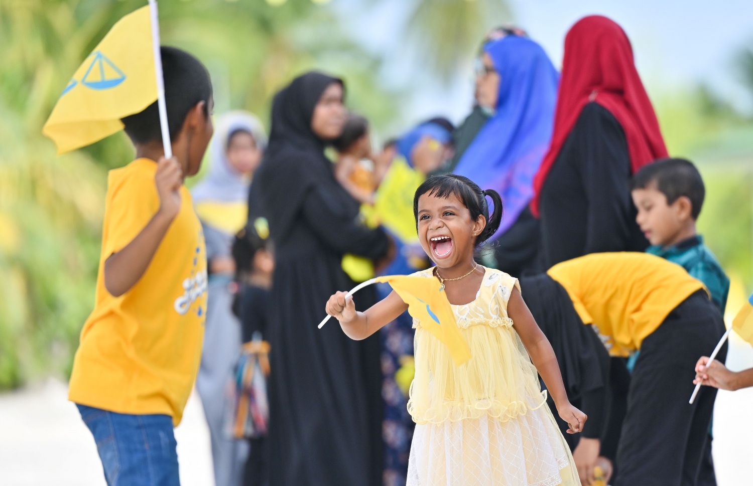 އެމްޑީޕީގެ ރިޔާސީ ކެންޑިޑޭޓް ރައީސް އިބްރާހިމް މުހައްމަދު ސޯލިހު ކެމްޕެއިނަށް ގދ. ރަތަފަންދު އަށް ވަޑައިގަންނަވާތީ މަރުހަބާ ކިޔަން ބަނދަރު ސަރަހައްދަށް ޖަމާވި ކުޑަކުދިންތަކެއް ކުޅެނީ.--- ފޮޓޯ؛ ފަޔާޒު މޫސާ | މިހާރު