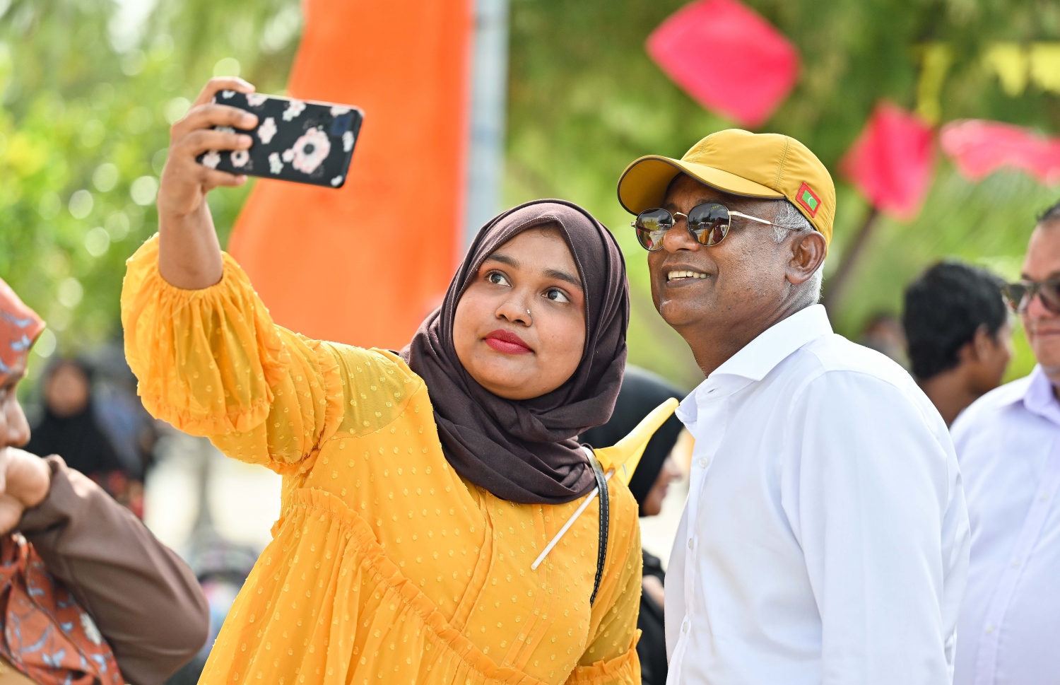 އެމްޑީޕީގެ ރިޔާސީ ކެންޑިޑޭޭޓް ރައީސް އިބްރާހިމް މުހައްމަދު ސޯލިހު ކެމްޕެއިނަށް ގދ. ރަތަފަންދު އަށް ވަޑައިގަތުމުން އެ މަނިކުފާނާ އެކު، އެ ރަށުގެ ޒުވާން އަންހެނަކު ސެލްފީއެއް ނަގަނީ.--- ފޮޓޯ: ފަޔާޒު މޫސާ | މިހާރު