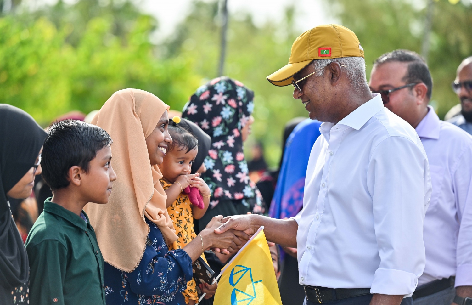 އެމްޑީޕީގެ ރިޔާސީ ކެންޑިޑޭޓް ރައީސް އިބްރާހިމް މުހައްމަދު ސޯލިހު ހުވަދު އަތޮޅަށް ކުރައްވާ ދަތުރުފުޅުގައި އެ އަތޮޅު ފިޔޯރީ އަށް ވަޑައިގެން އެ ރަށުގެ ސަޕޯޓަރުންނާ ސަލާން ކުރައްވަނީ.-- ފޮޓޯ: ފަޔާޒް މޫސާ | މިހާރު