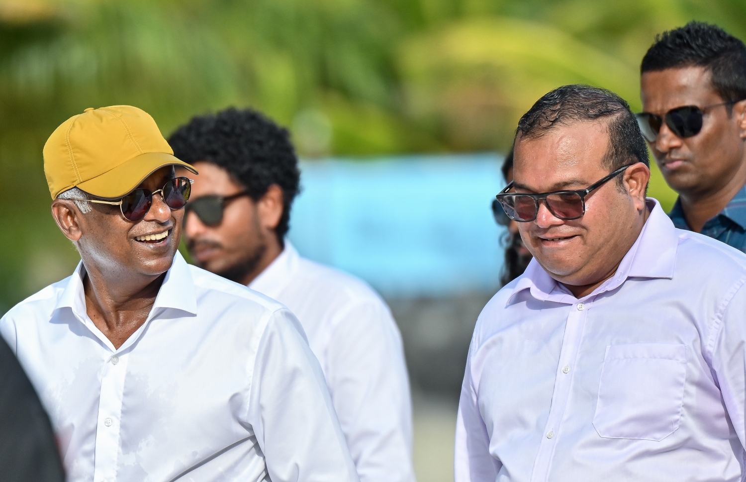 އެމްޑީޕީގެ ރިޔާސީ ކެންޑިޑޭޓް ރައީސް އިބްރާހިމް މުހައްމަދު ސޯލިހު ރިޔާސީ ކެމްޕެއިނަށް ހުވަދު އަތޮޅަށް ކުރައްވާ ދަތުރުފުޅުގައި އެ އަތޮޅު ފިޔޯރީގައި: އަރިހުގައި ރަނިންމޭޓް ހިތަދޫ އުތުރު ދާއިރާގެ މެންބަރު މުހައްމަދު އަސްލަމް.-- ފޮޓޯ: ފަޔާޒު މޫސާ | މިހާރު