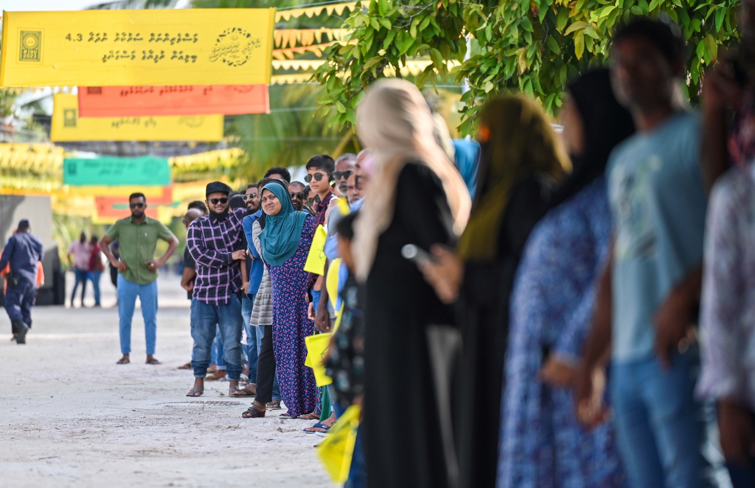 އެމްޑީޕީގެ ރިޔާސީ ކެންޑިޑޭޓް ރައީސް އިބްރާޙިމް މުހައްމަދު ސޯލިހު ގދ. ފިޔޯރީ އަށް ވަޑައިގަންނަވާތީ މަރުހަބާ ކިޔުމަށް ބަނދަރު ސަރަހައްދަށް މީހުން ޖަމާވެފައި.--- ފޮޓޯ: ފަޔާޒު މޫސާ | މިހާރު