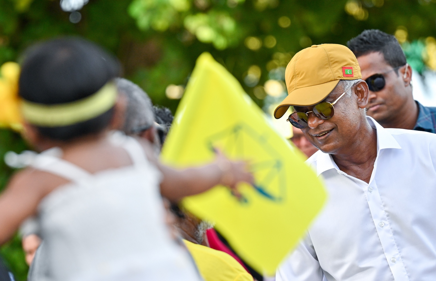 އެމްޑީޕީގެ ރިޔާސީ ކެންޑިޑޭޓް ރައީސް އިބްރާހިމް މުހައްމަދު ސޯލިހު ރިޔާސީ ކެމްޕެއިނަށް ހުވަދު އަތޮޅަށް ކުރައްވާ ދަތުރުފުޅުގައި އެ އަތޮޅު ފިޔޯރީ އަށް ވަޑައިގެން ސަޕޯޓަރުންނާ ސަލާމން ކުރައްވަނީ.--- ފޮޓޯ: ފަޔާޒު މޫސާ | މިހާރު