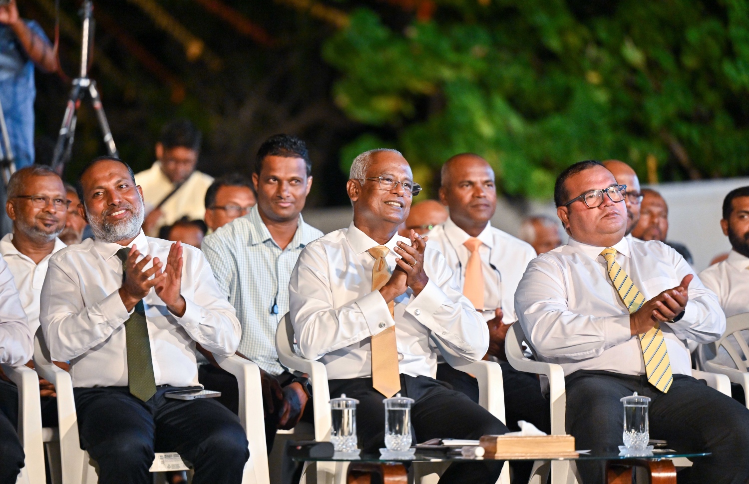 އެމްޑީޕީގެ ރިޔާސީ ކެންޑިޑޭޓް ރައީސް އިބްރާހިމް މުހައްމަދު ސޯލިހު ރިޔާސީ އިންތިހާބުގެ ކެމްޕެއިނަށް ހުވަދު އަތޮޅަށް ކުރައްވަމުން ގެންދަވާ ކެމްޕެއިން ދަތުރުފުޅުގައި އެ އަތޮޅު ގައްދޫގައި ބޭއްވި ޖަލްސާގައި ބައިވެރިވެވަޑައިގަންނަވަނީ. އަރިހުގައި ރަނިންމޭޓް މުހައްމަދު އަސްލަމާއި އަދާލަތު ޕާޓިގެ ރައީސް އަދި ހޯމް މިނިސްޓަރު އިމްރާން އަބްދުﷲ.--- ފޮޓޯ: ފަޔާޒު މޫސާ | މިހާރު