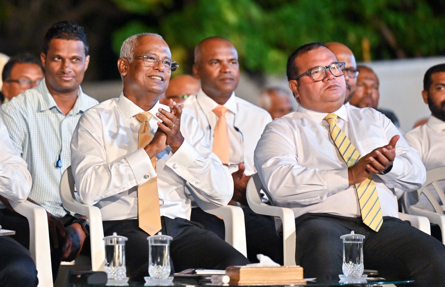 ރިޔާސީ އިންތިހާބުގައި ވާދަކުރަށްވާ ރައީސް އިބްރާހިމް މުހައްމަދު ސޯލިހް ހުވަދު އަތޮޅަށް ކުރެއްވި ގެންދަވާ ކެމްޕެއިން ދަތުރުގައި އެ އަތޮޅު ގައްދޫގައި ބޭއްވި ޖަލްސާގައި ބައިވެރިވަނީ. އަރިހުގައި ރަނިންމޭޓް އަސްލަމް -- ފޮޓޯ: ފަޔާޒު މޫސާ | މިހާރު