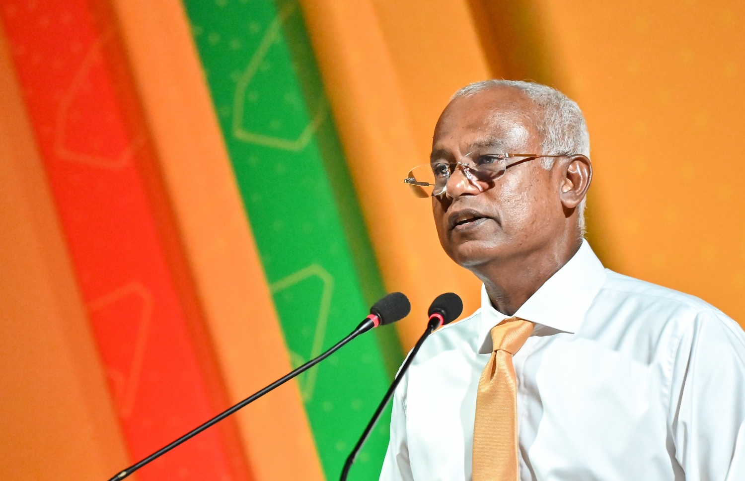 އެމްޑީޕީގެ ރިޔާސީ ކެންޑިޑޭޓް ރައީސް އިބްރާހިމް މުހައްމަދު ސޯލިހު ގދ ގައްދޫގައި ބޭއްވި ކެމްޕެއިން ޖަލްސާގައި ވާހަކަފުޅު ދައްކަވަނީ.--- ފޮޓޯ: ފަޔާޒު މޫސާ | މިހާރު