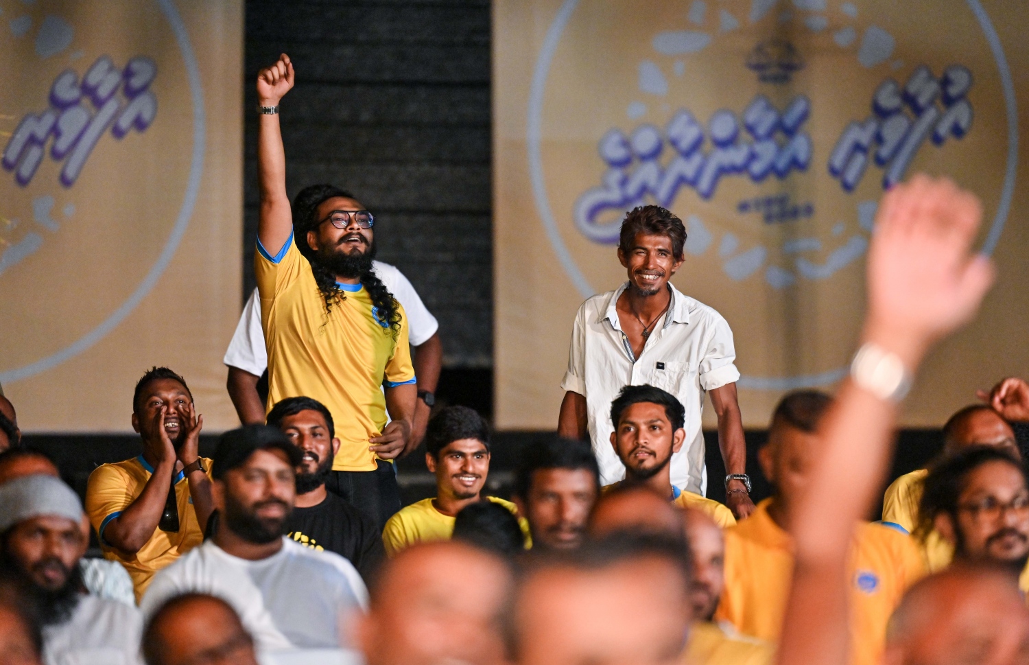 އެމްޑީޕީގެ ރިޔާސީ ކެންޑިޑޭޓް ރައީސް އިބްރާހިމް މުހައްމަދު ސޯލިހު ގދ ގައްދު އަށް ވަޑައިގެން ބޭއްވި ކެމްޕެއިން ޖަލްސާގައި އެ ރަށުގެ ބައެއް ޒުވާނުން ބައިވެރިވަނީ.--- ފޮޓޯ: ފަޔާޒު މޫސާ | މިހާރު