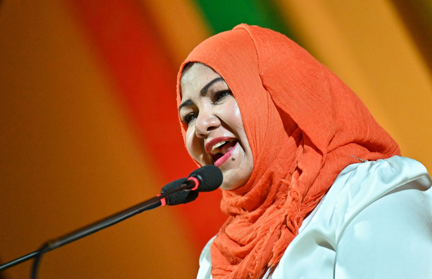 އެމްޑީޕީގެ ރިޔާސީ ކެންޑިޑޭޓް ރައީސް އިބްރާހިމް މުހައްމަދު ސޯލިހު ކެމްޕެއިނަށް ހުވަދު އަތޮޅަށް ކުރައްވަމުން ގެންދަވާ ކެމްޕެއިން ދަތުރުފުޅުގައި އެ އަތޮޅު ގައްދޫގައި ބޭއްވި ޖަލްސާގައި އެމްޑީއޭގެ ނައިބު ރައީސް އާއިޝަތު ރަފިއްޔާ ވާހަކަ ދައްކަވަނީ.--- ފޮޓޯ: ފަޔާޒު މޫސާ | މިހާރު