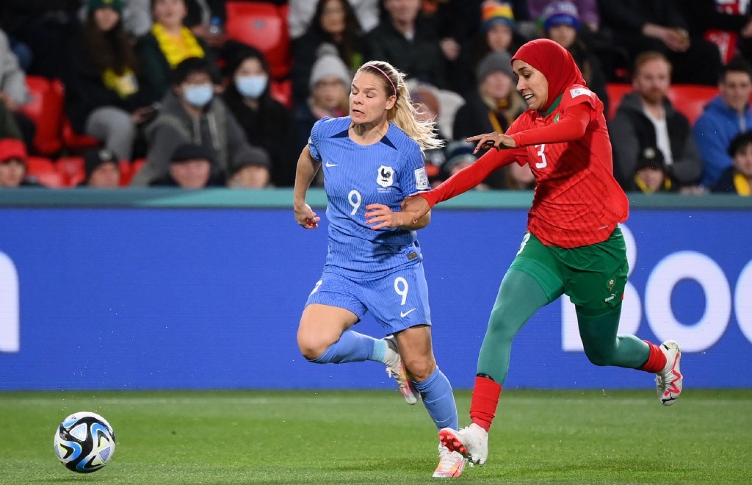 ފްރާންސްގެ ފޯވާޑް ޔޫޖެނީ ލެ ސޮމާ ހުއްޓުވަން ފްރާންސްގެ ޑިފެންޑަރު ބެންޒީނާ މަސައްތަކް ކުރަނީ.-- ފޮޓޯ: އޭއެފްޕީ