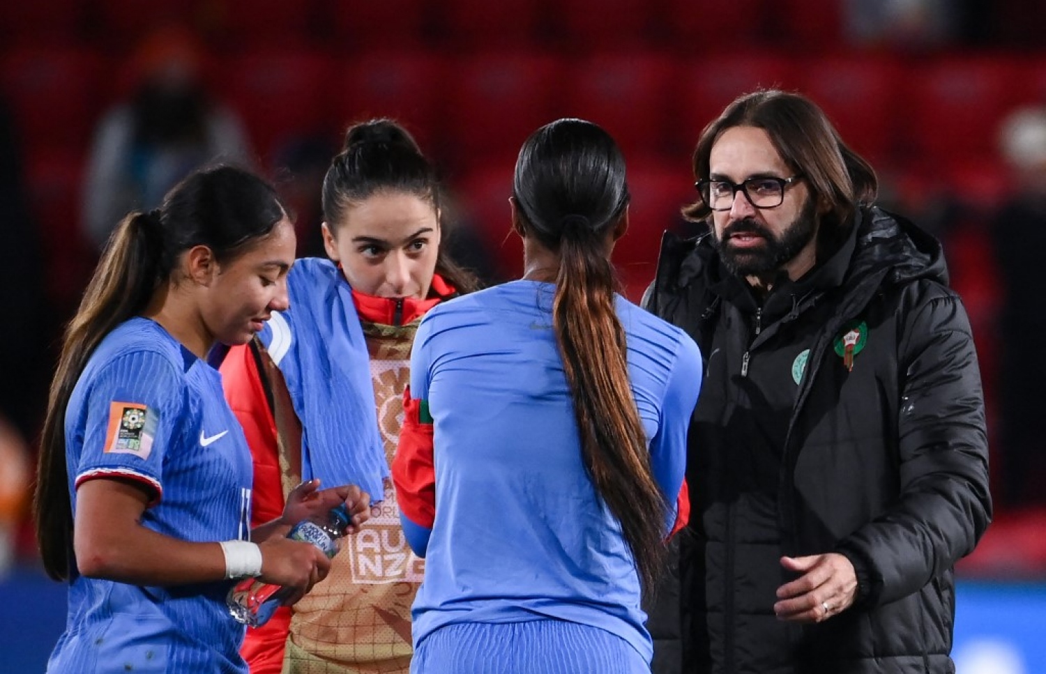 ނޮކައުޓް ބުރުގެ މެޗަށް ފަހު މޮރޮކޯގެ ކޯޗު، ފްރާންސްގެ ބައެއް ކުޅުންތެރިންނާ ވާހަކަ ދައްކަނީ.-- ފޮޓޯ: އޭއެފްޕީ